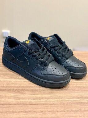 Nike SB Dunk Low Pro "Triple Black" (No
Box
